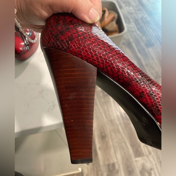 Beautiful Chinese Laundry 'Kasha' Pumps in Red Python Snakeskin Size 8 - Picture 6 of 8